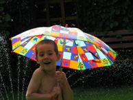 Kind mit Regenschirm