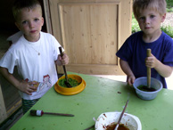 Kinder zerdrücken Blätter